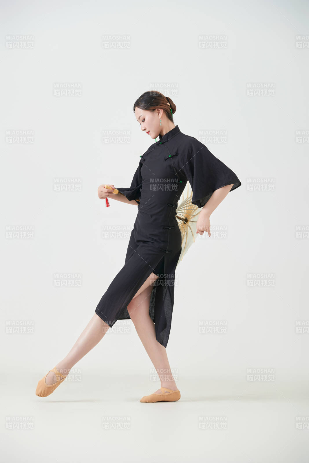 穿中式旗袍手拿油纸伞翩翩舞蹈的亚洲少女舞者图片