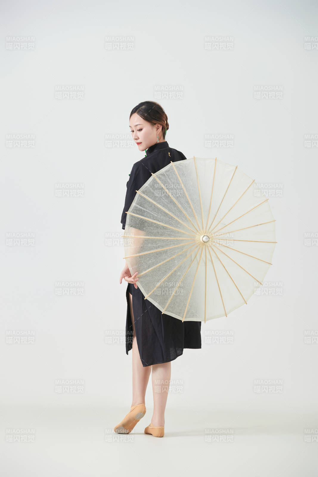 穿中式旗袍手拿油纸伞翩翩舞蹈的亚洲少女舞者图片