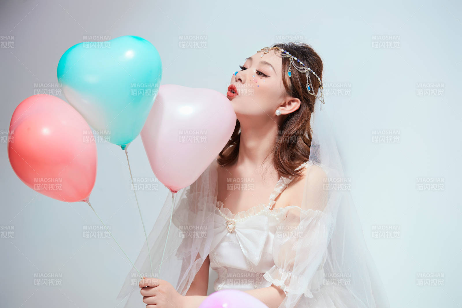 穿着公主裙手拿气球庆祝生日的亚洲女性图片