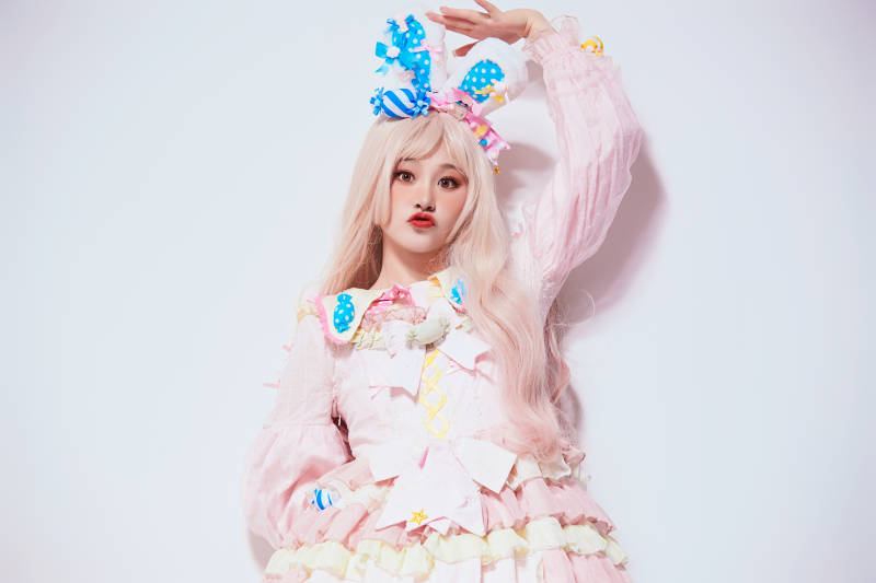 穿着糖果洛丽塔服装庆祝生日的亚洲少女图片