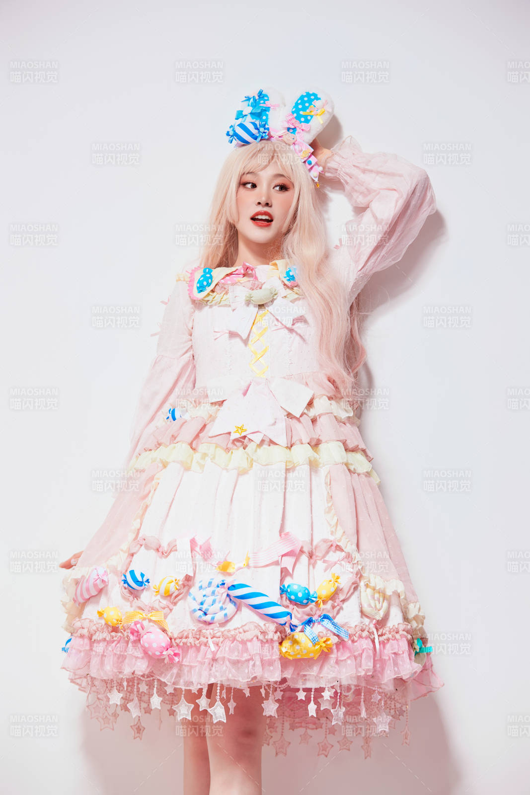 穿着糖果洛丽塔服装庆祝生日的亚洲少女图片