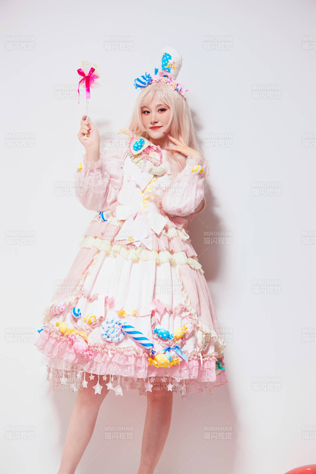 穿着糖果洛丽塔服装庆祝生日的亚洲少女图片