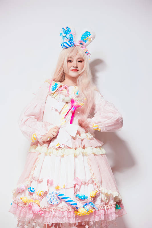 穿着糖果洛丽塔服装庆祝生日的亚洲少女图片