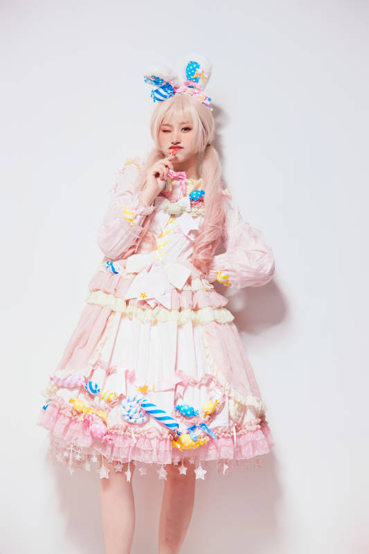 穿着糖果洛丽塔服装庆祝生日的亚洲少女图片