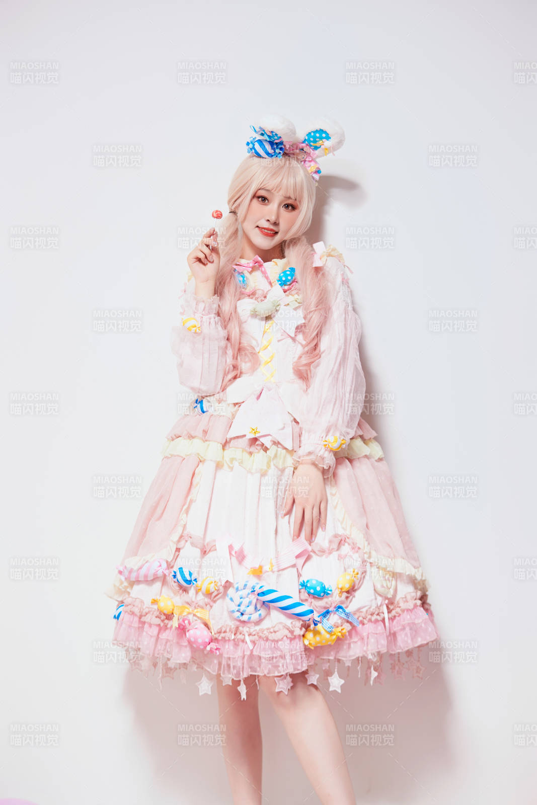 穿着糖果洛丽塔服装庆祝生日的亚洲少女图片
