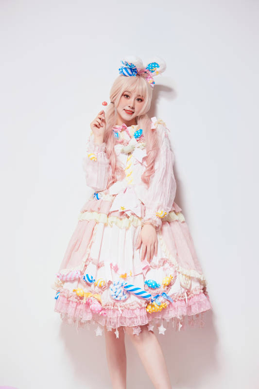 穿着糖果洛丽塔服装庆祝生日的亚洲少女图片