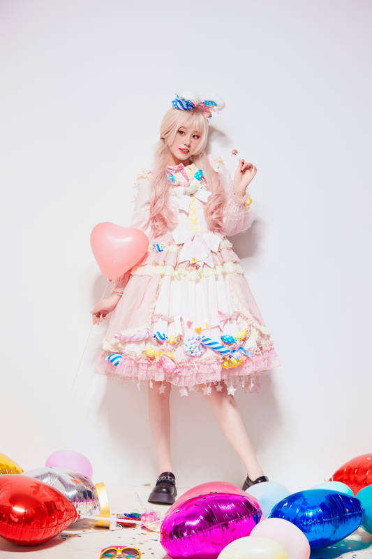 穿着糖果洛丽塔服装庆祝生日的亚洲少女图片