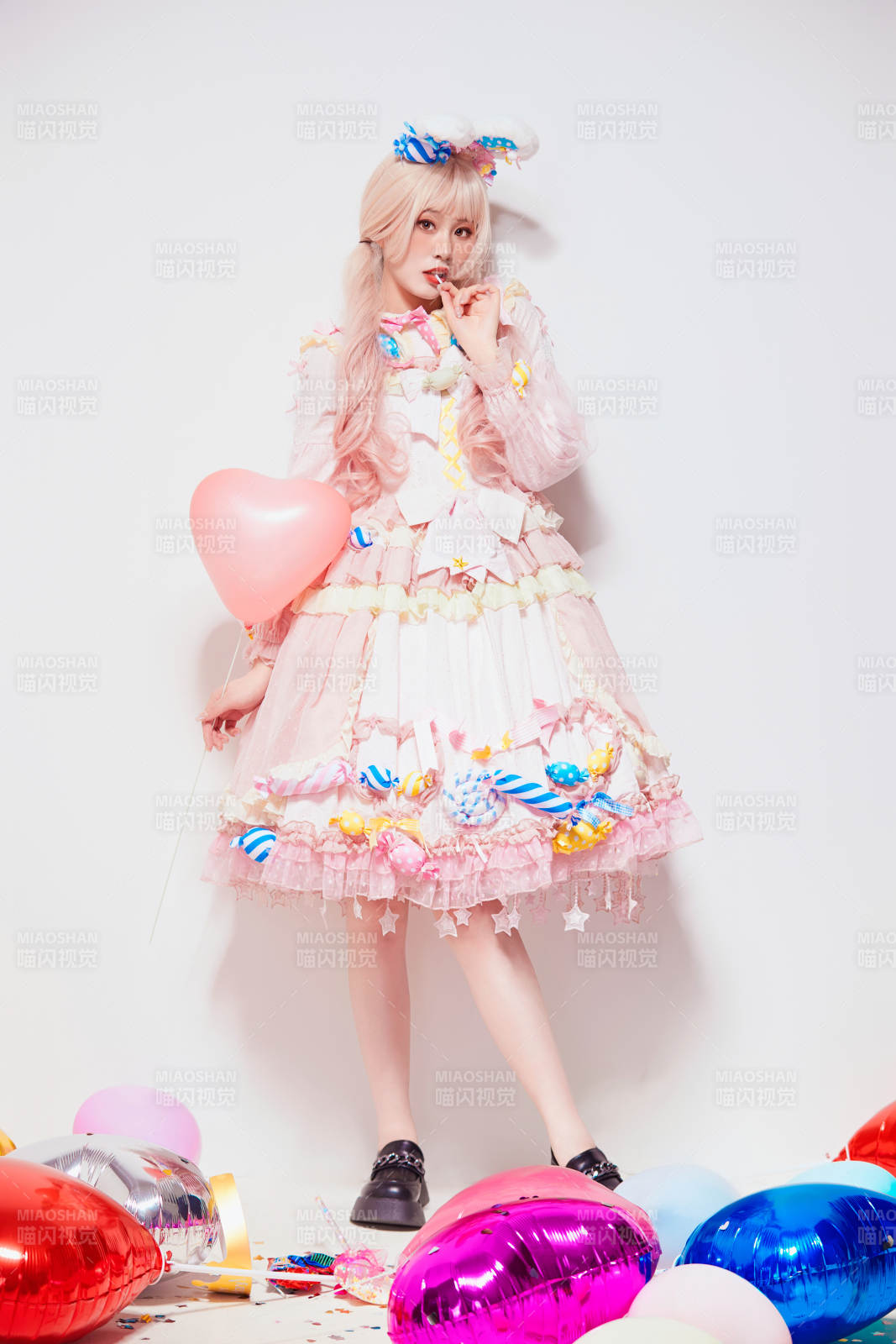 穿着糖果洛丽塔服装庆祝生日的亚洲少女图片