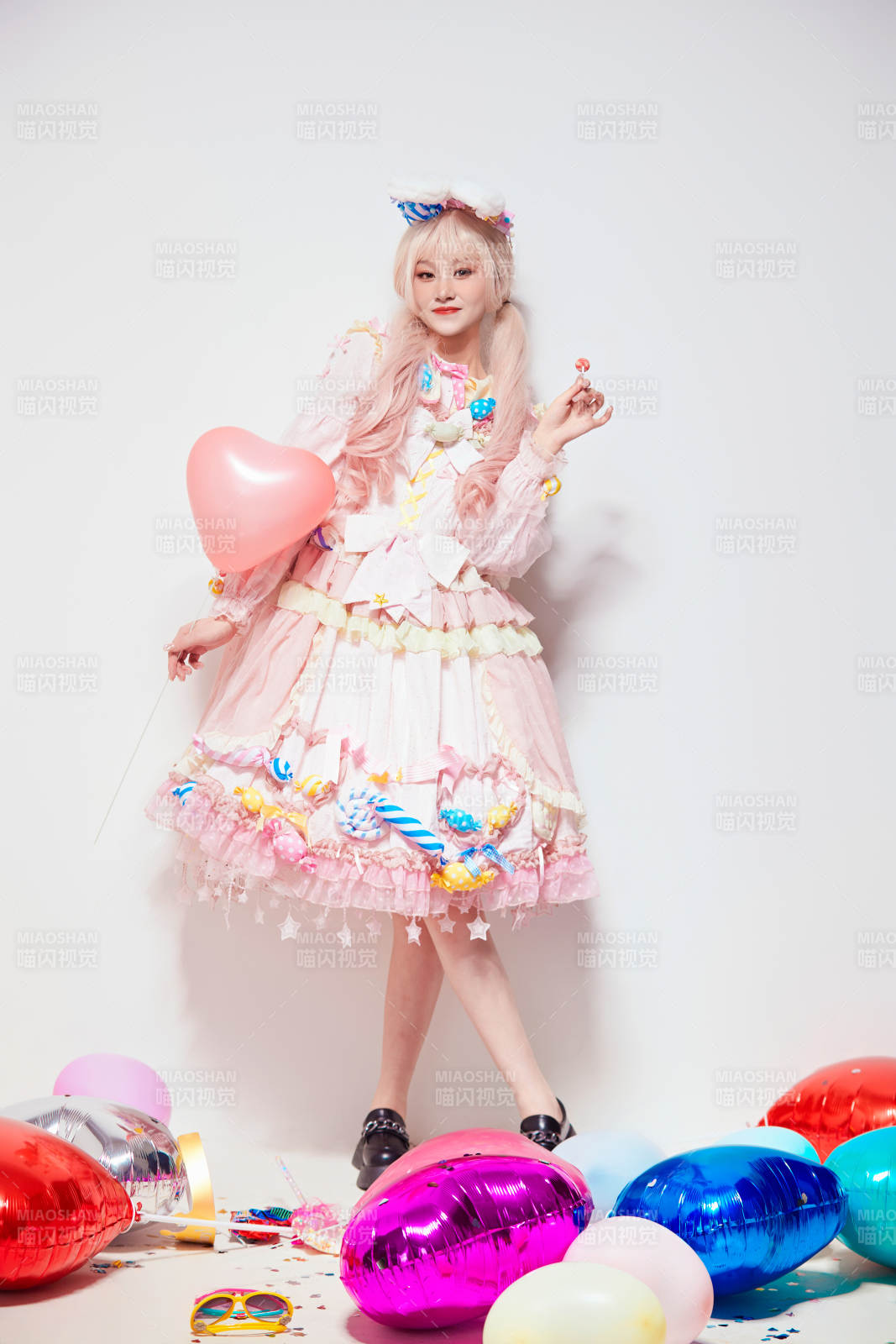 穿着糖果洛丽塔服装庆祝生日的亚洲少女图片