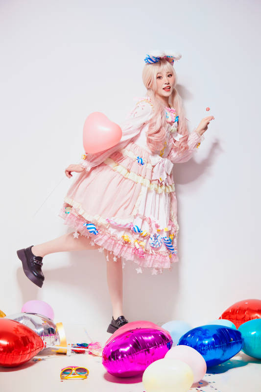 穿着糖果洛丽塔服装庆祝生日的亚洲少女图片