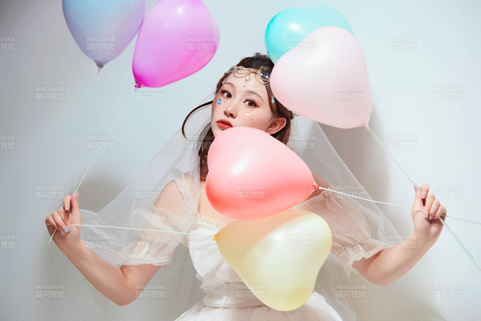 穿着公主裙手拿气球庆祝生日的亚洲女性图片