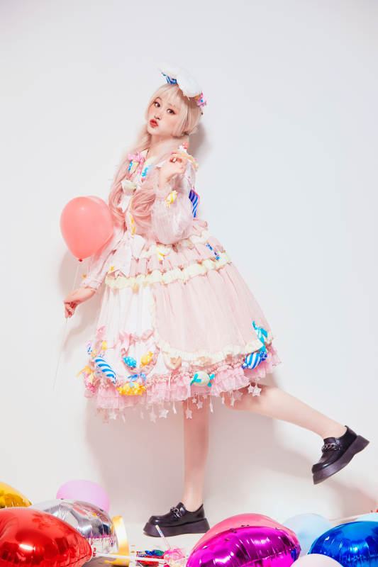 穿着糖果洛丽塔服装庆祝生日的亚洲少女图片