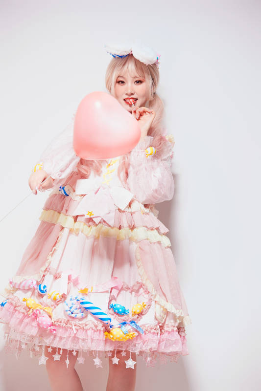 穿着糖果洛丽塔服装庆祝生日的亚洲少女图片