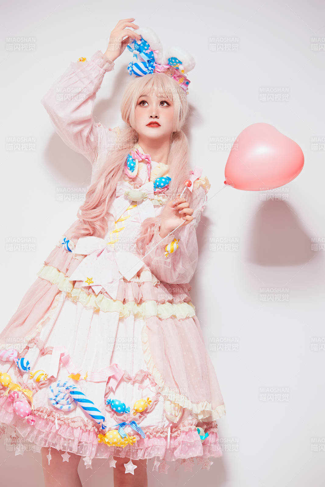 穿着糖果洛丽塔服装庆祝生日的亚洲少女图片