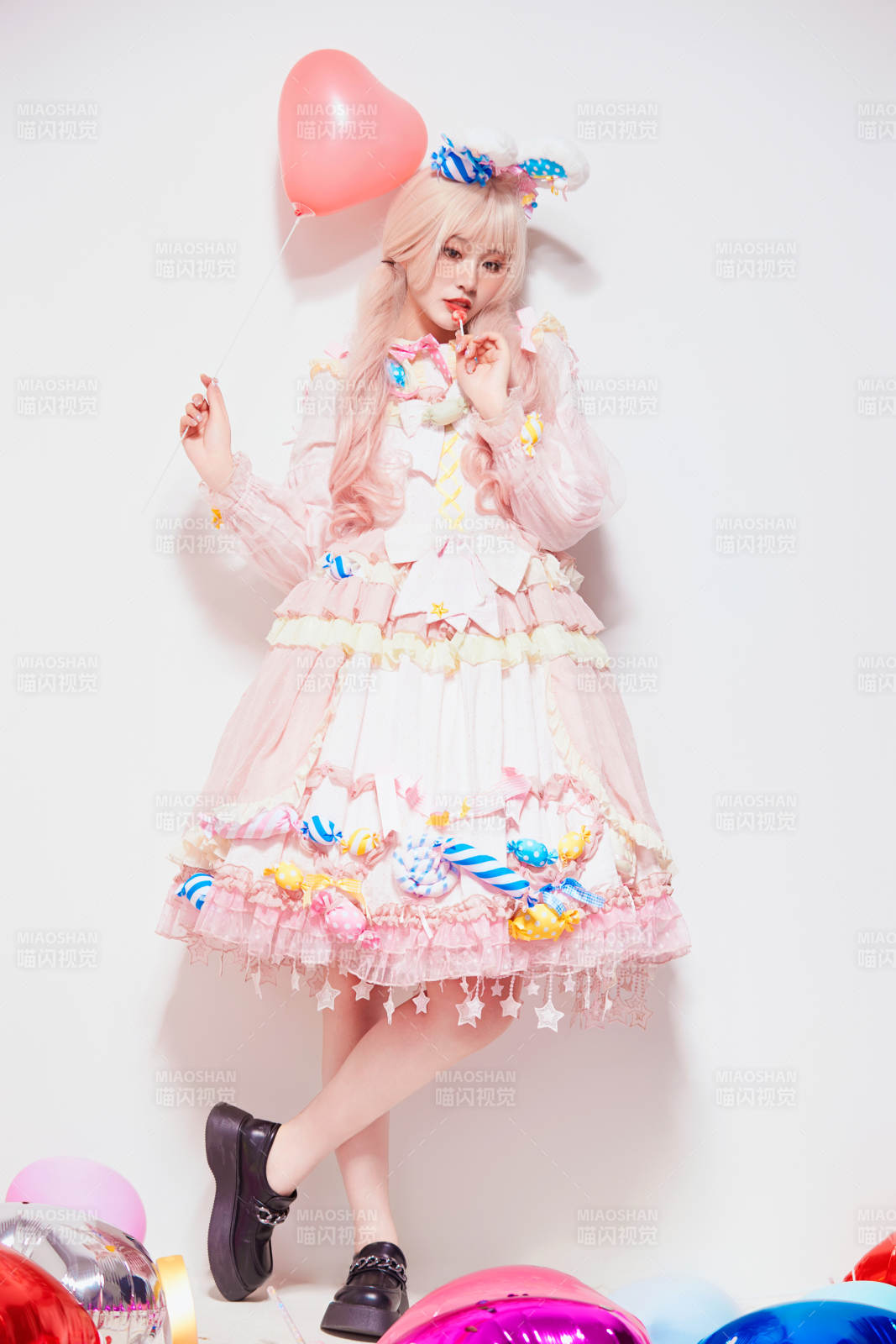 穿着糖果洛丽塔服装庆祝生日的亚洲少女图片