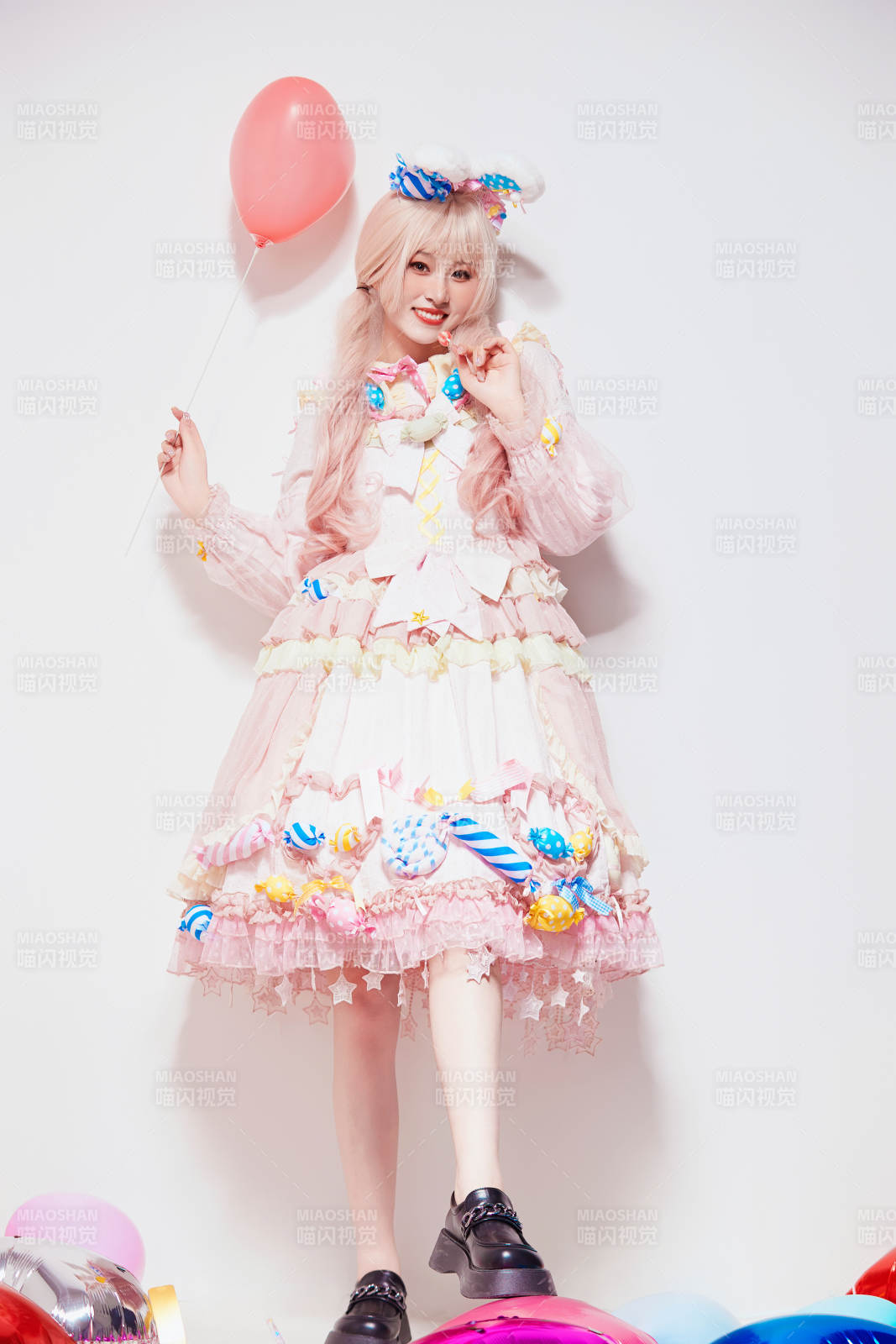 穿着糖果洛丽塔服装庆祝生日的亚洲少女图片