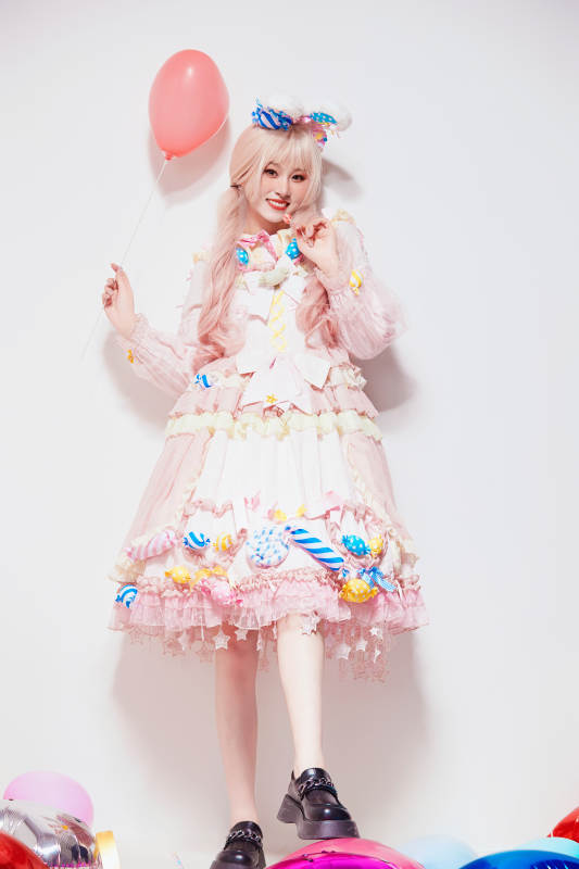 穿着糖果洛丽塔服装庆祝生日的亚洲少女图片