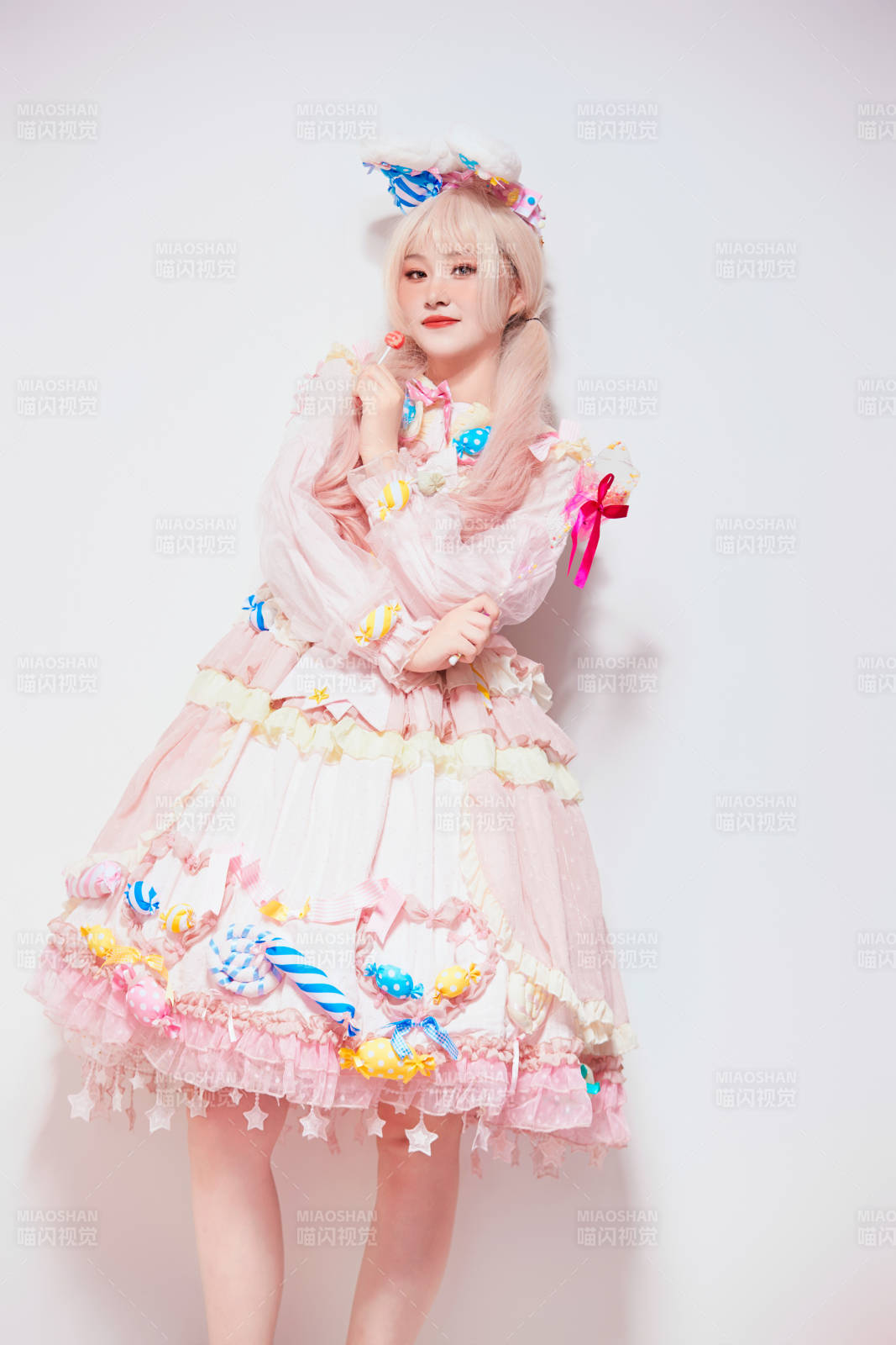 穿着糖果洛丽塔服装庆祝生日的亚洲少女图片