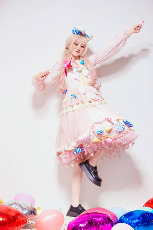 穿着糖果洛丽塔服装庆祝生日的亚洲少女图片
