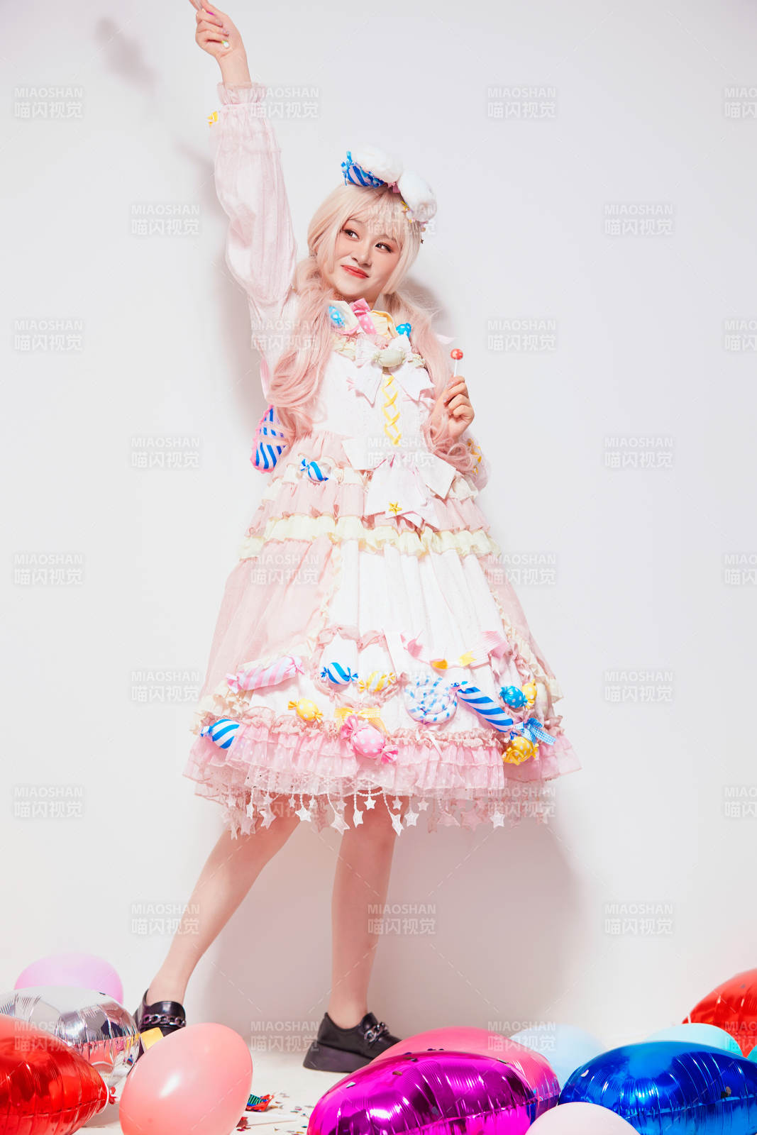 穿着糖果洛丽塔服装庆祝生日的亚洲少女图片