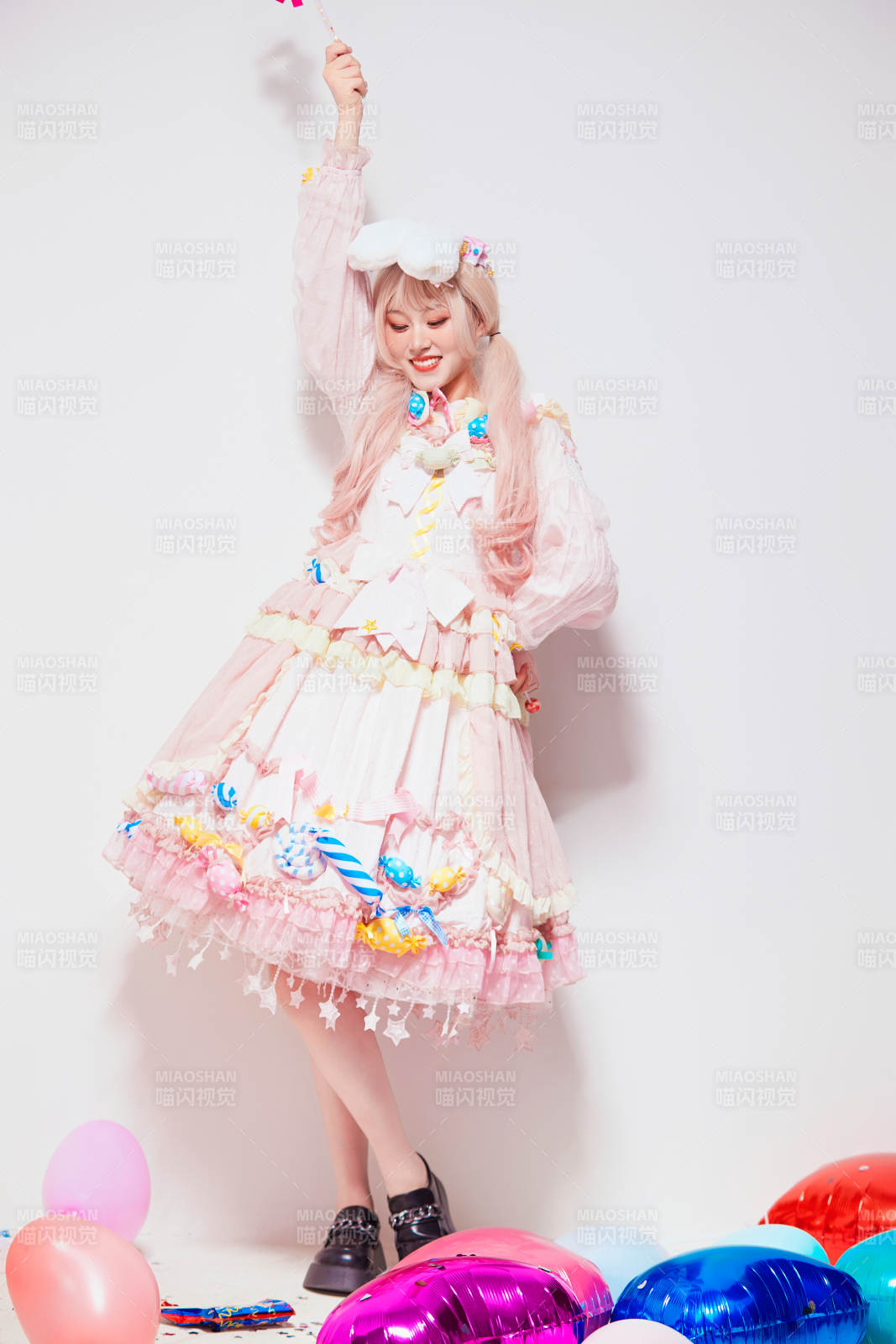 穿着糖果洛丽塔服装庆祝生日的亚洲少女图片