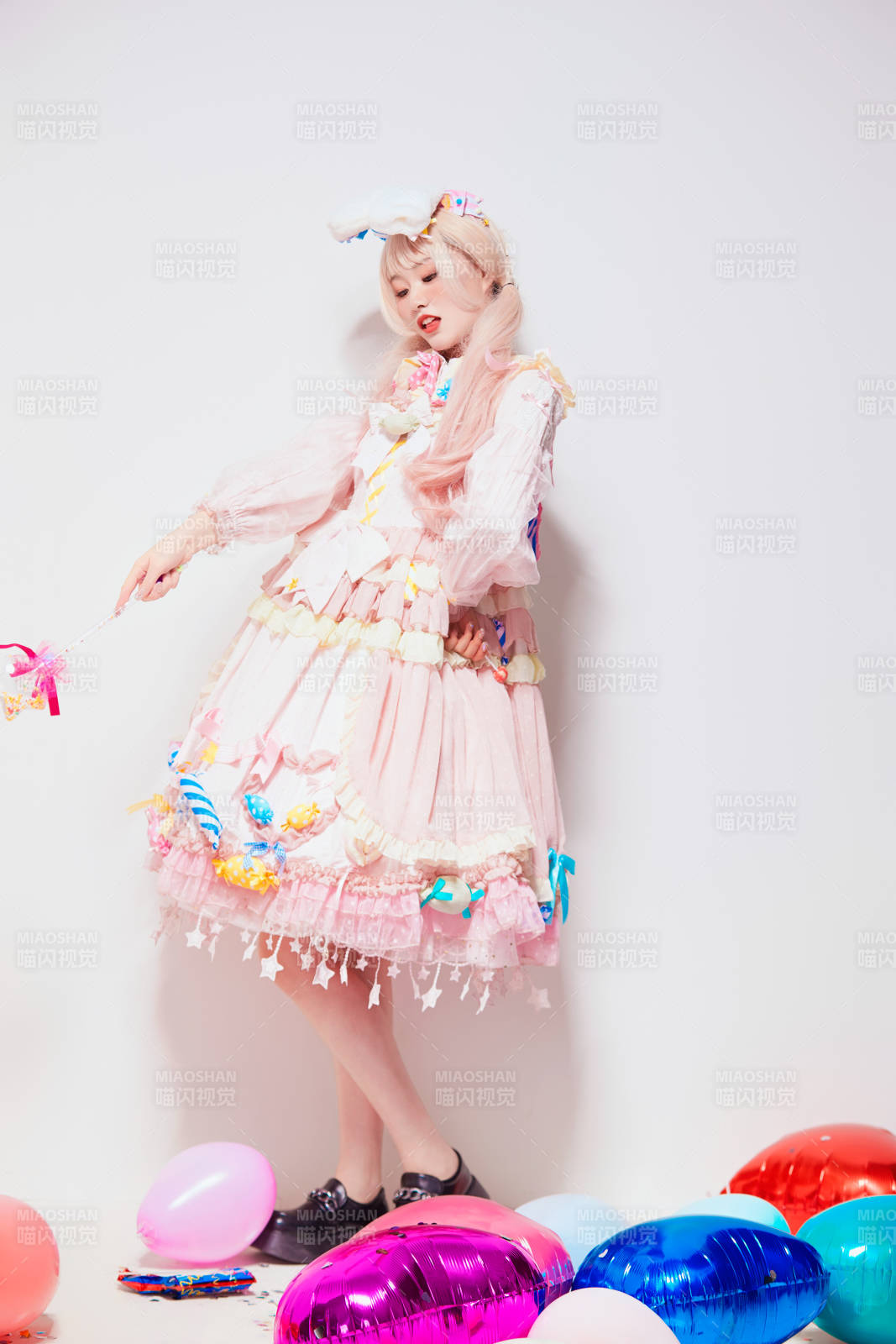 穿着糖果洛丽塔服装庆祝生日的亚洲少女图片