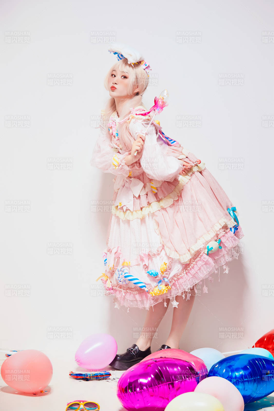穿着糖果洛丽塔服装庆祝生日的亚洲少女图片