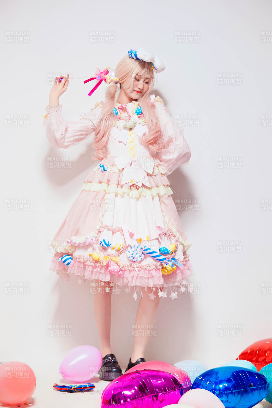 穿着糖果洛丽塔服装庆祝生日的亚洲少女图片