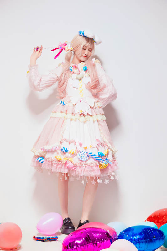 穿着糖果洛丽塔服装庆祝生日的亚洲少女图片