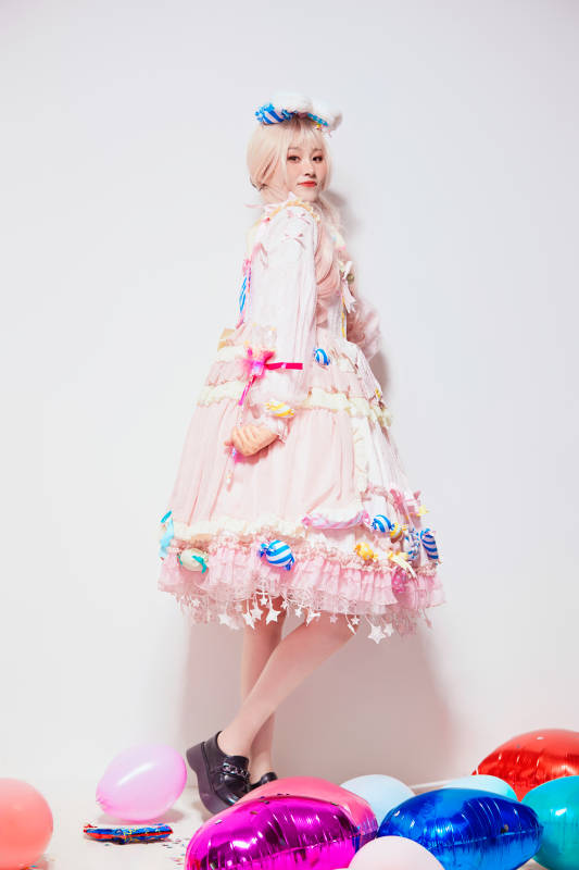 穿着糖果洛丽塔服装庆祝生日的亚洲少女图片