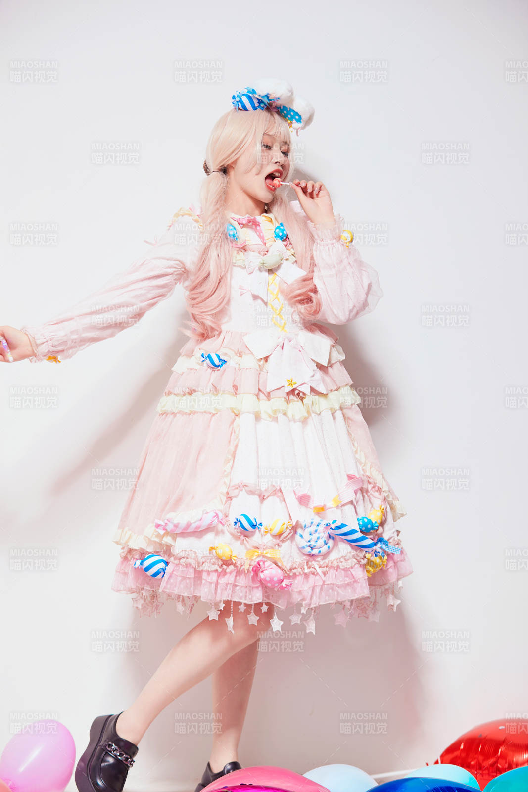 穿着糖果洛丽塔服装庆祝生日的亚洲少女图片