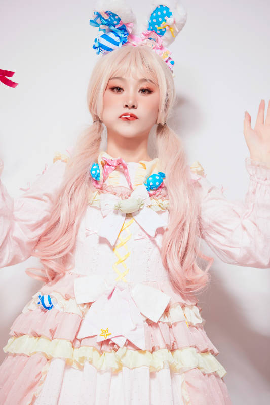 穿着糖果洛丽塔服装庆祝生日的亚洲少女图片