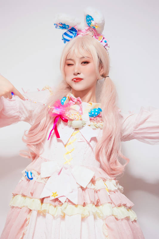 穿着糖果洛丽塔服装庆祝生日的亚洲少女图片