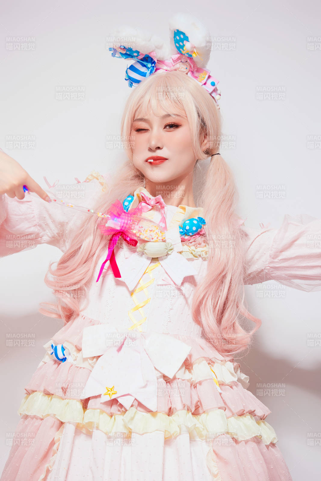 穿着糖果洛丽塔服装庆祝生日的亚洲少女图片