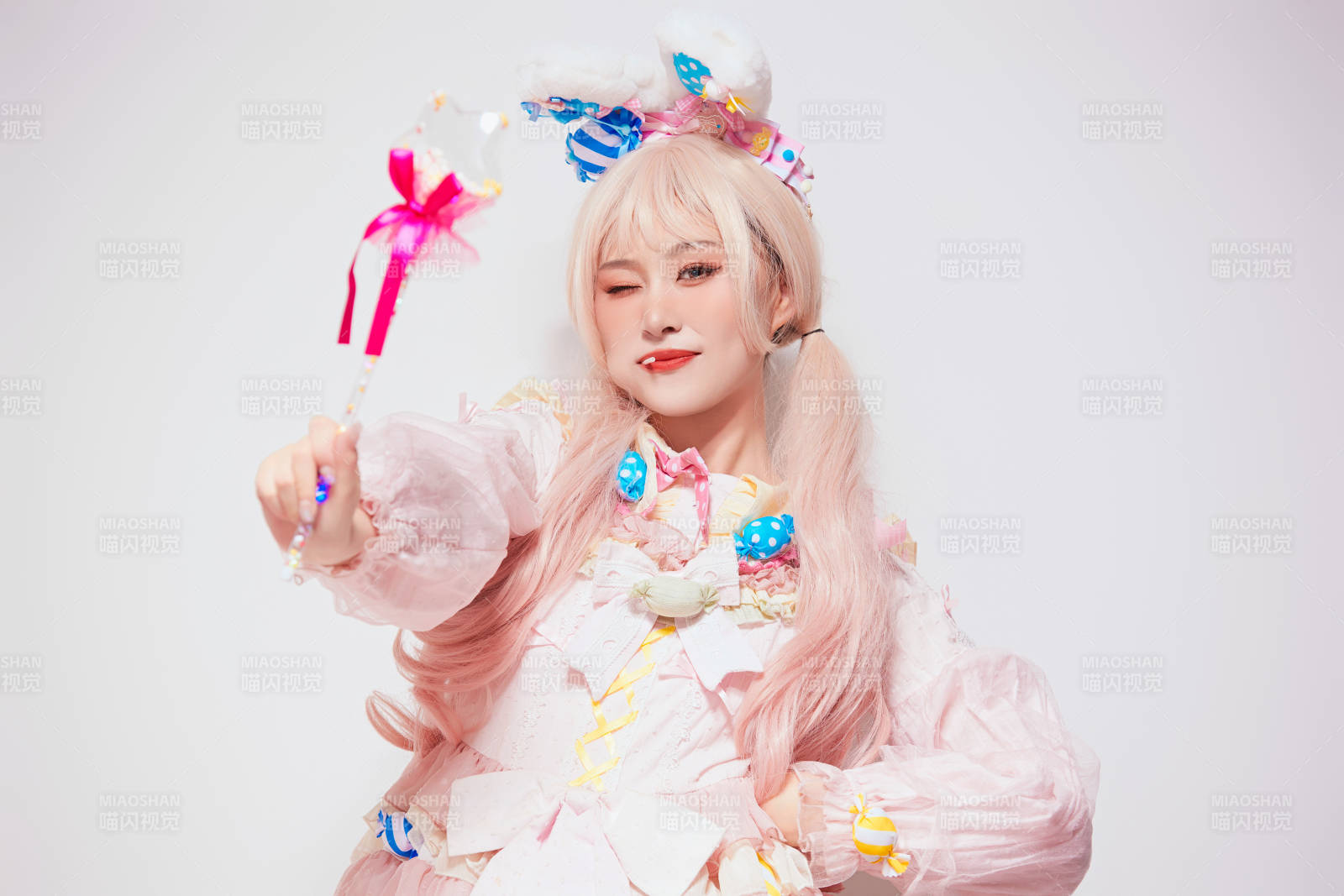 穿着糖果洛丽塔服装庆祝生日的亚洲少女图片