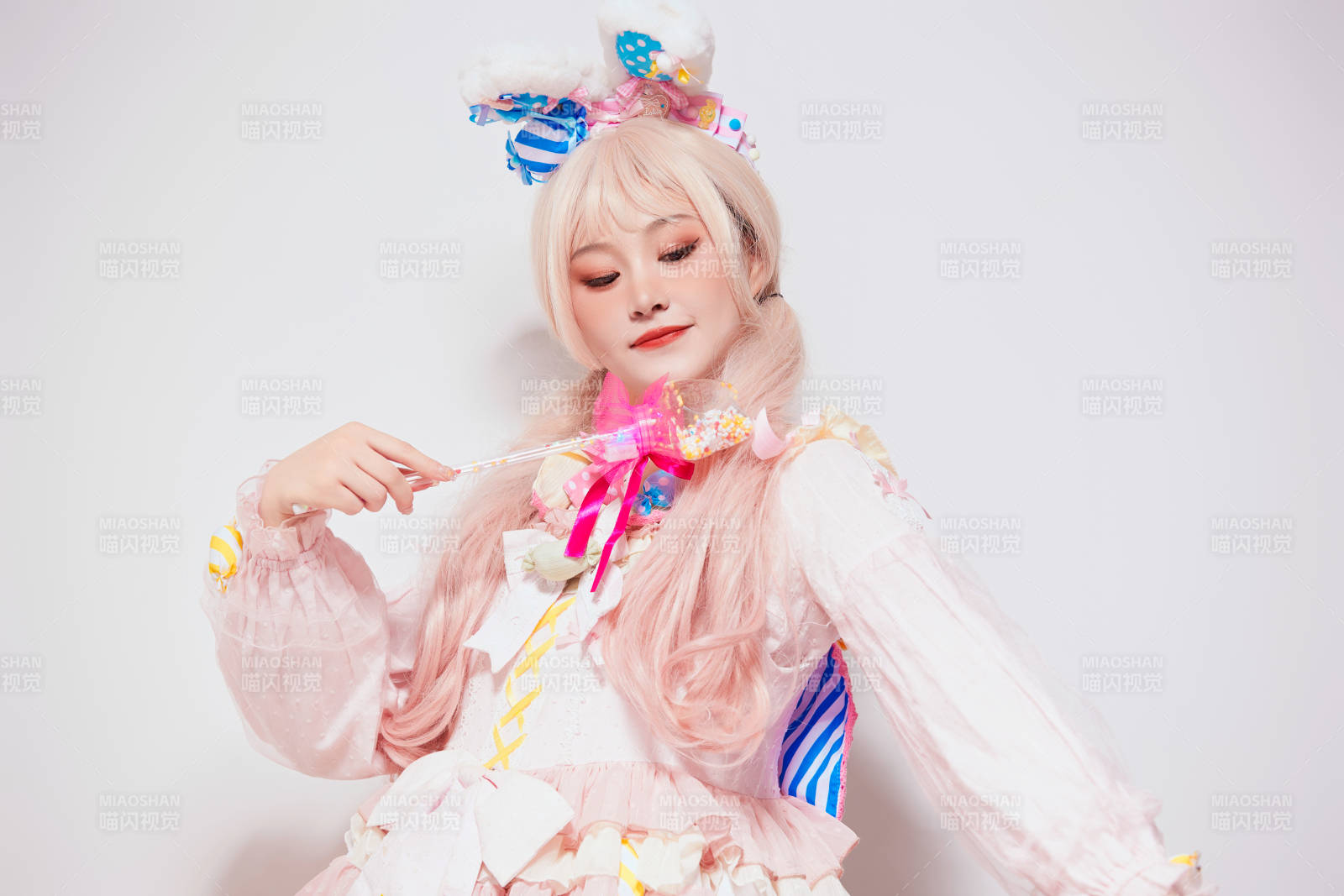 穿着糖果洛丽塔服装庆祝生日的亚洲少女图片