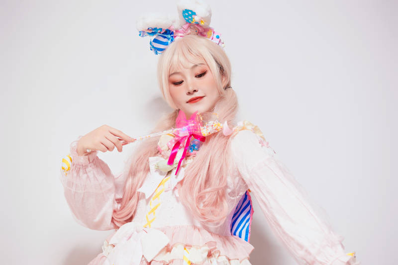 穿着糖果洛丽塔服装庆祝生日的亚洲少女图片