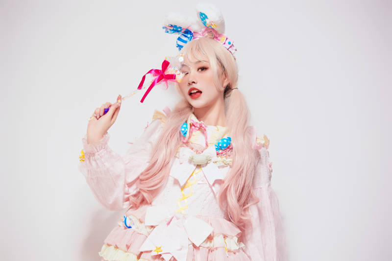 穿着糖果洛丽塔服装庆祝生日的亚洲少女图片