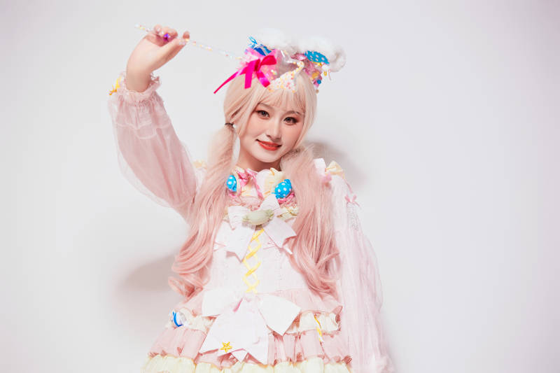 穿着糖果洛丽塔服装庆祝生日的亚洲少女图片