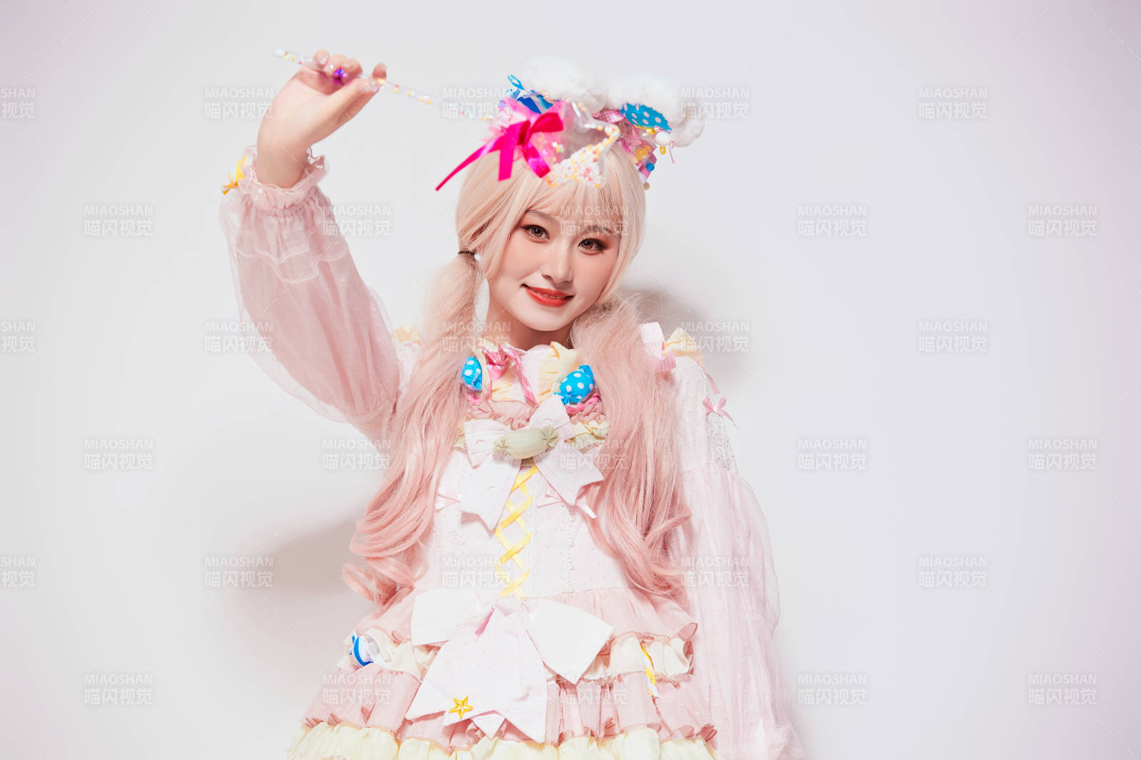 穿着糖果洛丽塔服装庆祝生日的亚洲少女图片