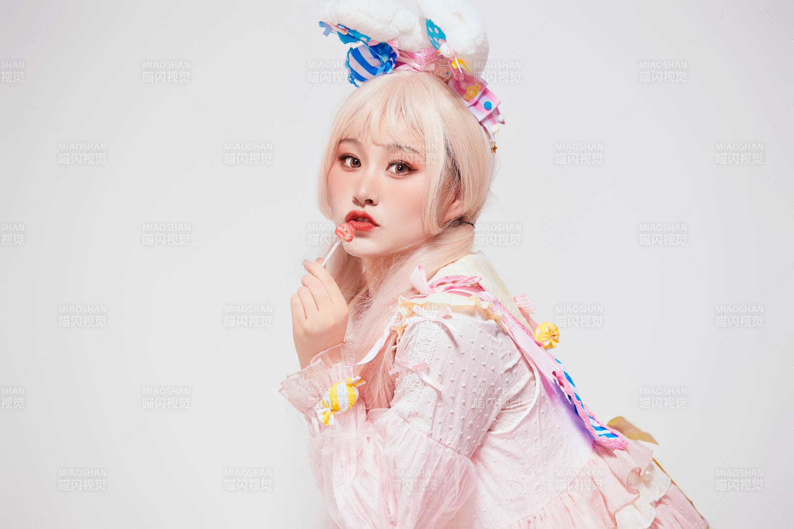 穿着糖果洛丽塔服装庆祝生日的亚洲少女图片