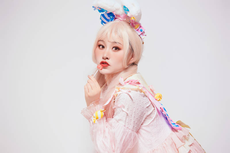 穿着糖果洛丽塔服装庆祝生日的亚洲少女图片