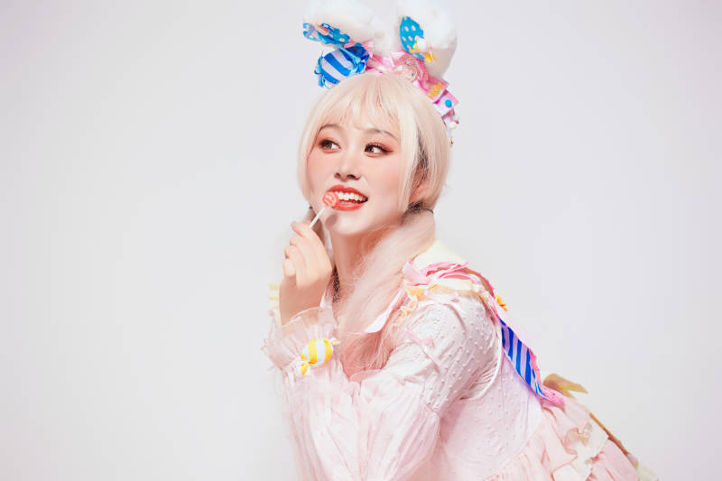 穿着糖果洛丽塔服装庆祝生日的亚洲少女图片