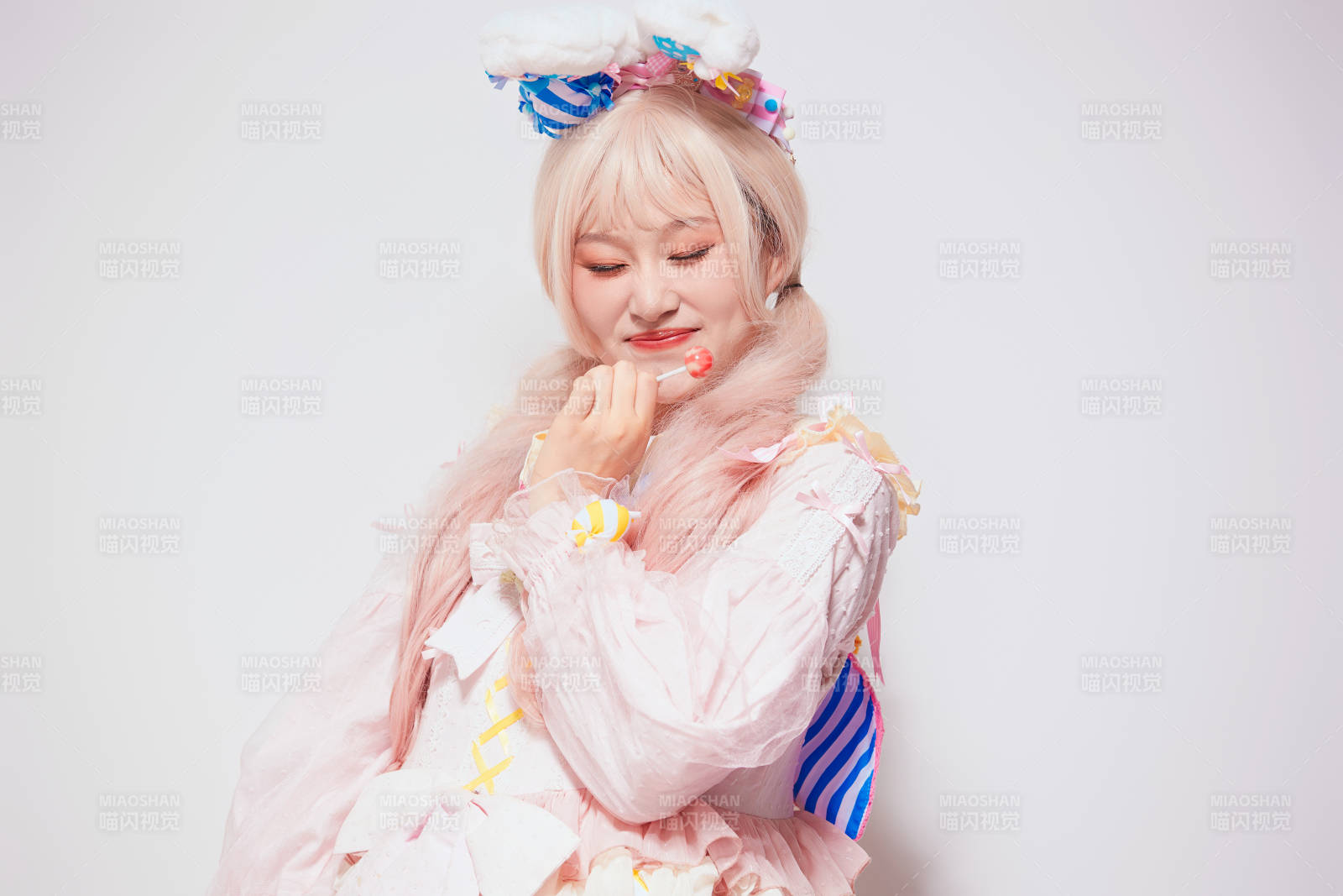 穿着糖果洛丽塔服装庆祝生日的亚洲少女图片