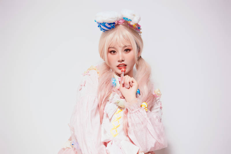 穿着糖果洛丽塔服装庆祝生日的亚洲少女图片