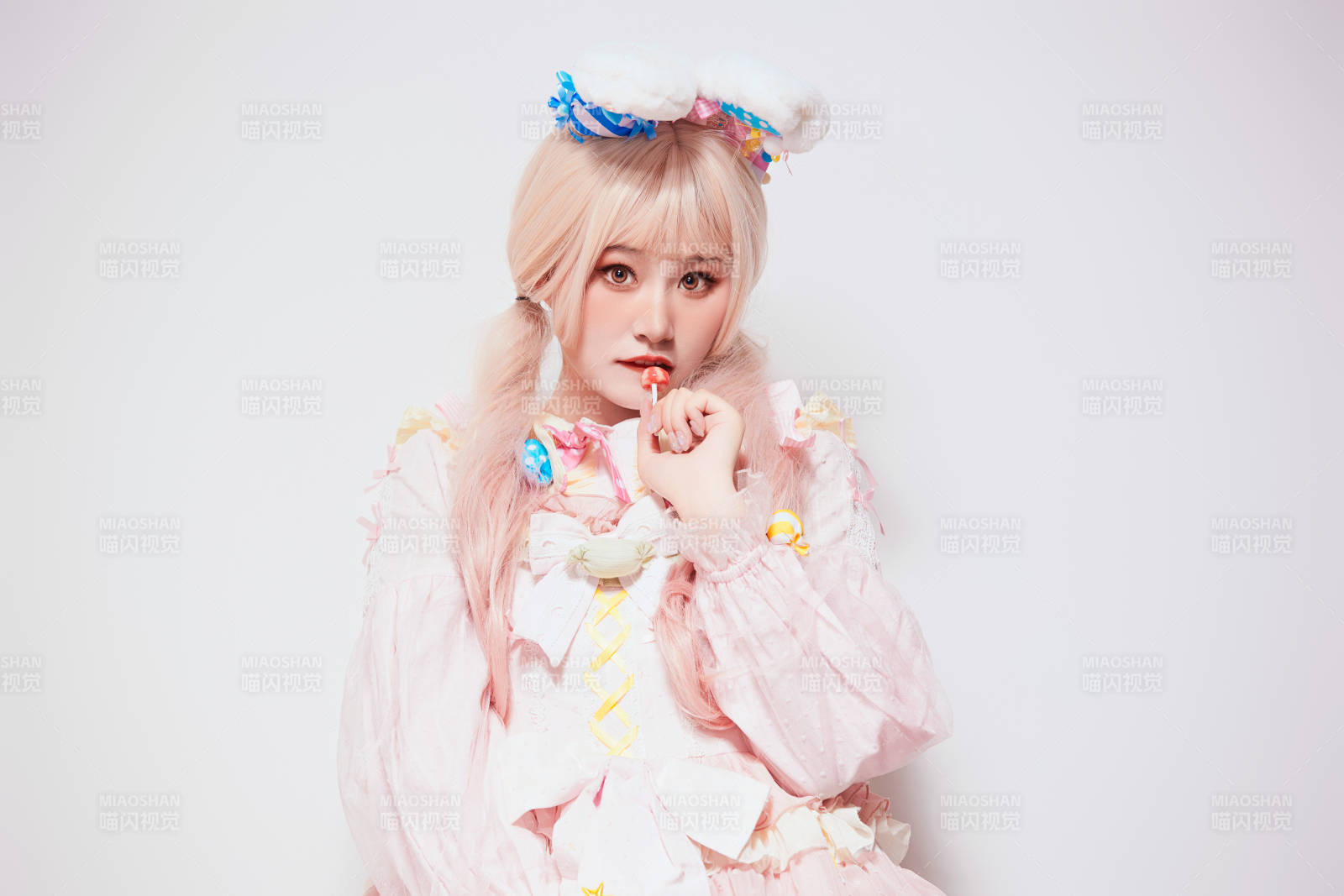 穿着糖果洛丽塔服装庆祝生日的亚洲少女图片