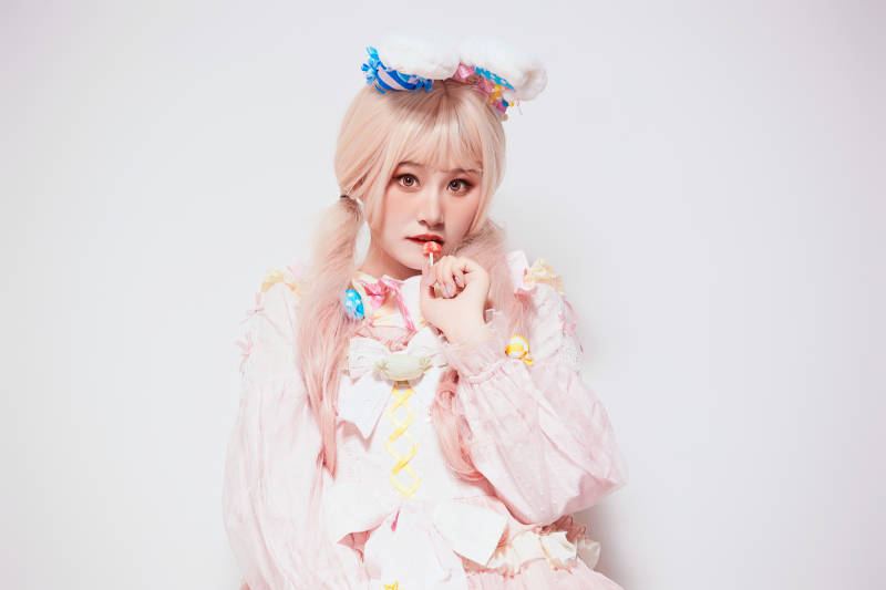 穿着糖果洛丽塔服装庆祝生日的亚洲少女图片