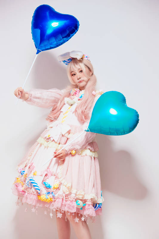 穿着糖果洛丽塔服装庆祝生日的亚洲少女图片