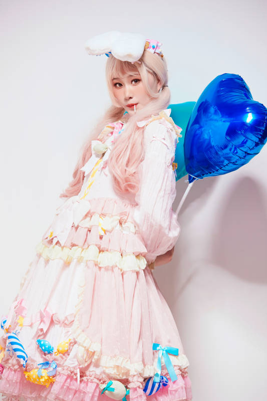 穿着糖果洛丽塔服装庆祝生日的亚洲少女图片