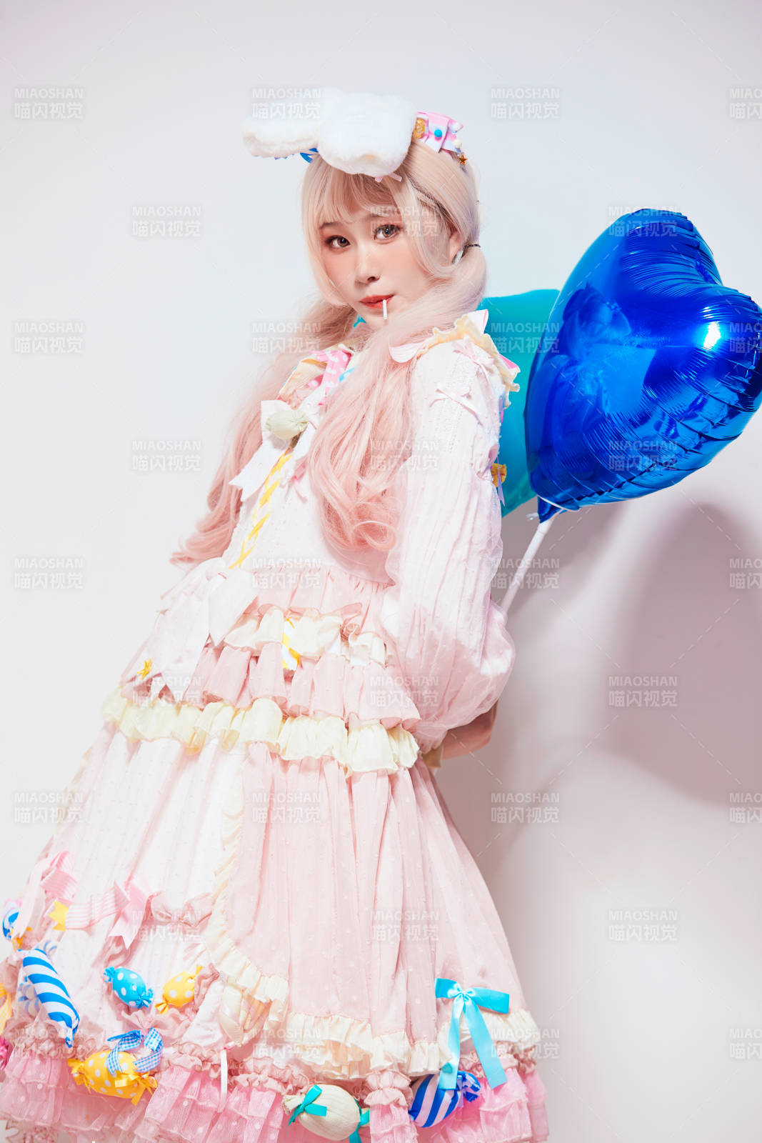 穿着糖果洛丽塔服装庆祝生日的亚洲少女图片